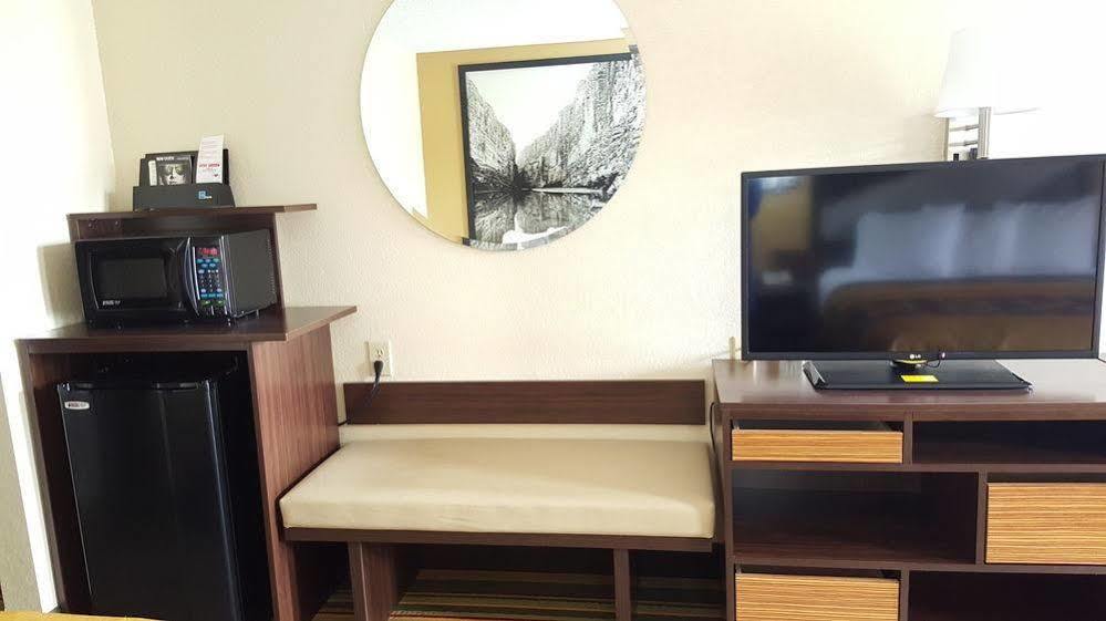 Super 8 By Wyndham Byron/South Macon Hotel Luaran gambar
